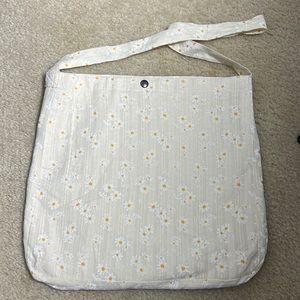 Vintage White Daisy Tote Bag Button Enclosure With Pocket
